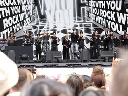 Antusias Penggemar Jelang SEVENTEEN Tampil di Festival Glastonbury