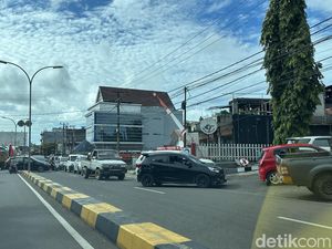 Antrean Truk di Sejumlah SPBU Bone Mengular ke Jalan Imbas Suplai BBM Telat Antrean Truk di Sejumlah SPBU Bone Mengular ke Jalan Imbas Suplai BBM Telat