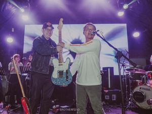 Saat Cholil Vokalis Efek Rumah Kaca Diberi Gitar Hasil Daur Ulang 1.700 Botol Plastik