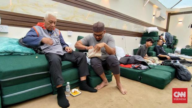 Dokter Pendamping Haji Khusus: Siaga 24 Jam Demi Ibadah Lancar Dokter Ridwan Rasyid Waliyudin menangani jemaah haji khusus yang sakit. (CNN Indonesia/Haryanto Tri Wibowo)