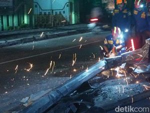 Diduga Sopir Ngantuk, PO Mira Oleng Hajar Traffic Light di Klaten