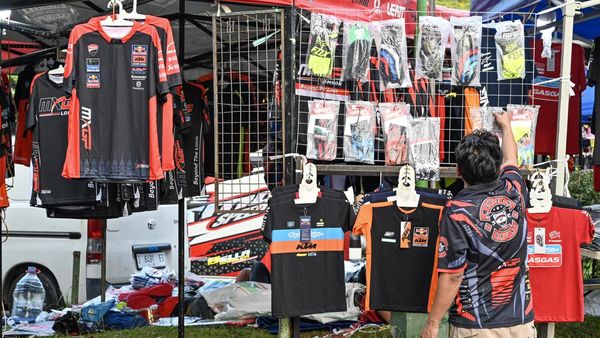 Geliat Pedagang Pernak-pernik MXGP di Sirkuit Selaparang
