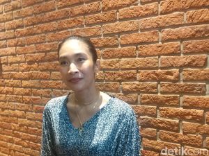 Harapan Happy Salma Rilis Buku Antologi Seri Monolog di Tepi Sejarah Harapan Happy Salma Rilis Buku Antologi Seri Monolog di Tepi Sejarah