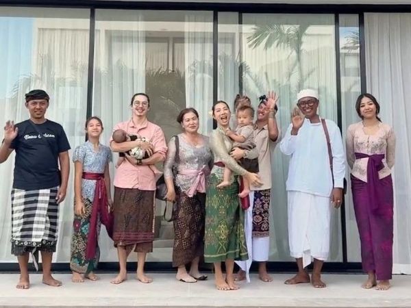 7 Foto Irfan & Jennifer Bachdim Jalani Melaspas Sebelum Tempati Rumah Baru