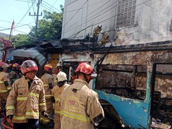 Lupa Matikan Kompor, Tiga Stan Pedagang di Surabaya Ludes Terbakar