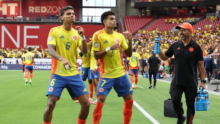 GLENDALE, ARIZONA - JUNE 28: Luis Diaz of Colombia (R) celebrates after scoring the teams first goal via penalty with teammate Richard Rios during the CONMEBOL Copa America 2024 Group D match between Colombia and Costa Rica at State Farm Stadium on June 28, 2024 in Glendale, Arizona. (Photo by Chris Coduto/Getty Images)