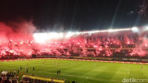 Menyala! Pesta Flare Kemenangan Persebaya di Laga Anniversary Game