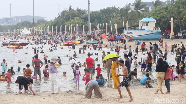 Liburan Sekolah, Pengunjung Padati Pantai Ancol
