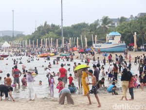 Liburan Sekolah, Pengunjung Padati Pantai Ancol
