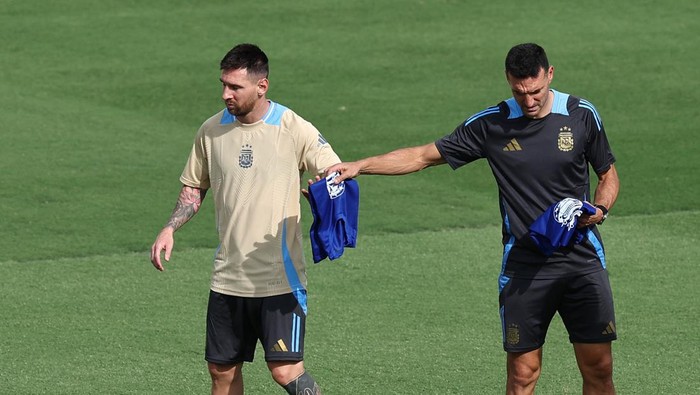 Soccer Football - Copa America 2024 - Argentina training - Kennesaw University State Stadium, Atlanta, Georgia, United States - June 19, 2024 Argentinas Lionel Messi during training with coach Lionel Scaloni REUTERS/Agustin Marcarian