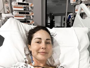 Foto Bintang Reality TV yang Hidup Pakai Kantung Stoma di Perut