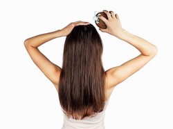 6 Manfaat Minyak Kelapa untuk Rambut Agar Lebih Sehat dan Berkilau