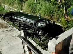 Gagal Nikung, Avanza Nyelonong Masuk Parit di Wates