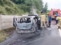 Mobil Hangus Terbakar di Tol Cipularang, Diduga gegara Korsleting Listrik