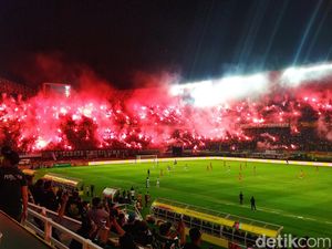 Pesta Flare Tutup Laga Anniversary Game Persebaya Vs Persibo Pesta Flare Tutup Laga Anniversary Game Persebaya Vs Persibo