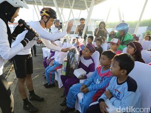 Polres Malang Bagikan Alat Sekolah ke Pelajar di Sela Gowes Bareng Wartawan Polres Malang Bagikan Alat Sekolah ke Pelajar di Sela Gowes Bareng Wartawan