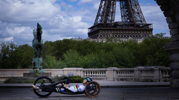 France's paralympian cyclist Florian Jouanny poses at The Bir-Hakeim Bridge in Paris on May 6, 2024, ahead of Paris 2024 Olympic and Paralympic games. The Bir-Hakeim bridge is a two-level bridge built in the early 20th century, registered as a historical monument by decree of July 10, 1986. (Photo by Jol SAGET / AFP) / RESTRICTED TO EDITORIAL USE