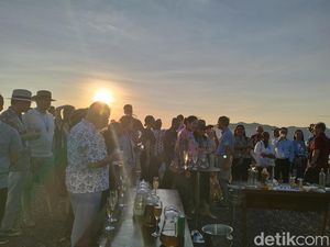 Puluhan Dubes Berburu Sunset Sambil Minum Sopi di Golo Mori