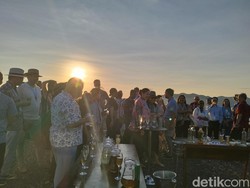 Puluhan Dubes Berburu Sunset Sambil Minum Sopi di Golo Mori