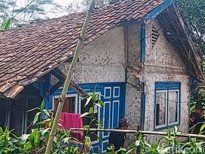 Kisah Inah, Bertahan Hidup di Rumah Goyang Bersama 2 Cucu