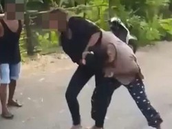 Gadis ABG di Selayar Duel gegara Teman Dituduh Pelacur, Polisi Damaikan