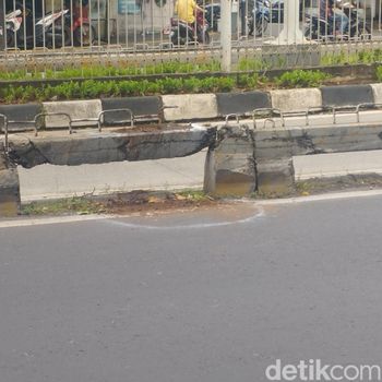 Seorang pengendara motor tewas akibat kecelakaan lalu lintas di kawasan Jalan Panjang, Kebon Jeruk, Jakbar. Korban EI tewas akibat kecelakaan itu. (Brigitta Belia/detikcom)