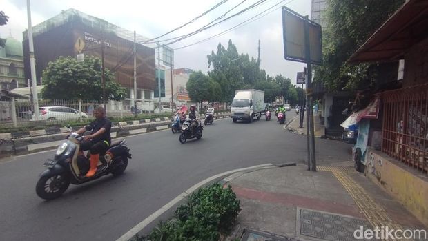 Seorang pengendara motor tewas akibat kecelakaan lalu lintas di kawasan Jalan Panjang, Kebon Jeruk, Jakbar. Korban EI tewas akibat kecelakaan itu. (Brigitta Belia/detikcom)