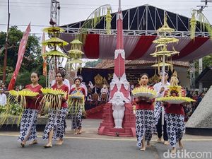 Suka Cita Masyarakat Adat Cigugur Rayakan Seren Taun Suka Cita Masyarakat Adat Cigugur Rayakan Seren Taun