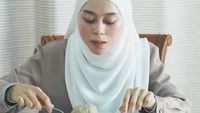 Serunya Lesti Kejora Saat Makan Bakso hingga Potong Nasi Tumpeng