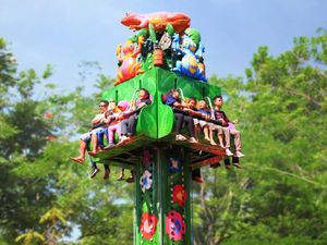 Serunya Liburan Sekolah di Jungleland, Bisa Ambil Permen Sepuasnya Serunya Liburan Sekolah di Jungleland, Bisa Ambil Permen Sepuasnya