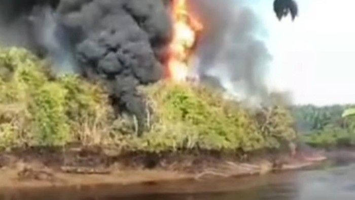 Sumur minyak ilegal di Sungai Lilin, Muba terbakar dan cemari sungai.