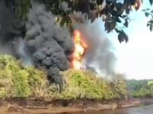 Polisi Buru Pemilik Sumur Minyak Ilegal Muba yang Terbakar-Cemari Sungai Polisi Buru Pemilik Sumur Minyak Ilegal Muba yang Terbakar-Cemari Sungai