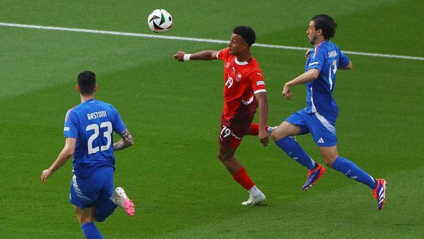 Soccer Football - Euro 2024 - Round of 16 - Switzerland v Italy - Berlin Olympiastadion, Berlin, Germany - June 29, 2024 Switzerland's Dan Ndoye in action with Italy's Alessandro Bastoni and Matteo Darmian REUTERS/Lisi Niesner