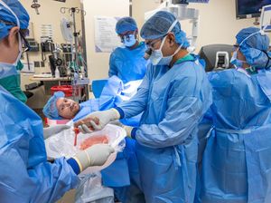 Sungkem! Pria Ini Transplantasi Ginjal Tanpa Bius Total, Tetap Sadar saat Operasi Sungkem! Pria Ini Transplantasi Ginjal Tanpa Bius Total, Tetap Sadar saat Operasi