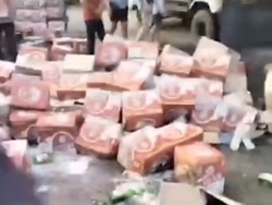 Momen Warga Jeneponto Santai Minum Bir dari Truk Muat Miras Kecelakaan