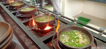 Unik! Sensasi Makan Soto Bakar yang Bikin Badan Hangat dan Segar