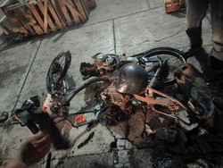 Pemotor Terbakar Usai Tabrak Gundukan Pasir di Plikon Magelang