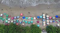 Pantai Padang Ramai Pengunjung Saat Liburan Sekolah