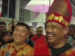 Bobby Rangkul Bupati Labura saat Ditanya soal Wakilnya di Pilgub Sumut