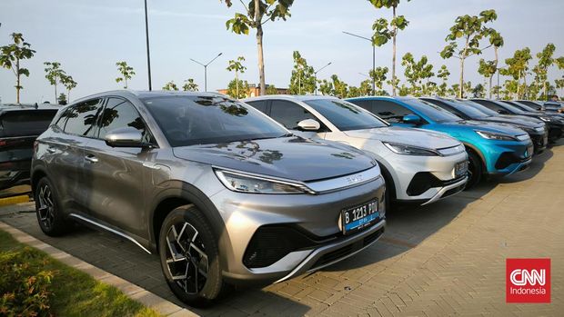 BYD Motor Indonesia menyerahkan 1.000 mobil listrik pesanan konsumen secara simbolis di Pantai Indah Kapuk (PIK) 2 Jakarta, Minggu (30/6/2024).