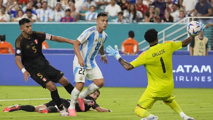 Argentinas Lautaro Martínez (22) scores his sides second goal against Peru during a Copa America Group A soccer match in Miami Gardens, Fla., Saturday, June 29, 2024. (AP Photo/Lynne Sladky)