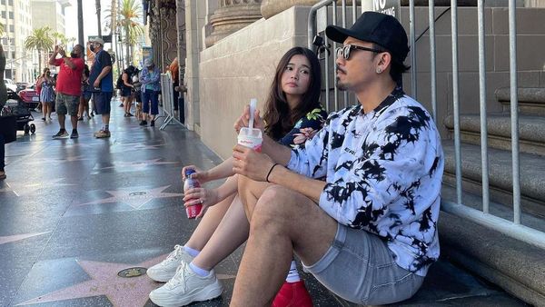 Denny Sumargo dan Istri saat Kulineran Romantis di Amerika