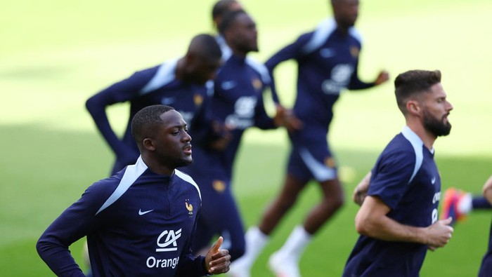 Soccer Football - Euro 2024 - France Training - Paderborn Arena, Paderborn, Germany - June 19, 2024 Frances Ibrahima Konate and Olivier Giroud during training REUTERS/Kacper Pempel