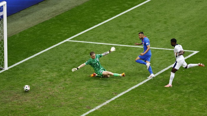 Soccer Football - Euro 2024 - Round of 16 - England v Slovakia - Arena AufSchalke, Gelsenkirchen, Germany - June 30, 2024 Slovakias Ivan Schranz scores their first goal past Englands Jordan Pickford REUTERS/Leon Kuegeler