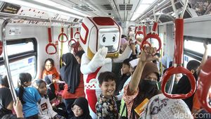 Isi Libur Sekolah, Anak-anak Diajak Naik LRT dan Mewarnai