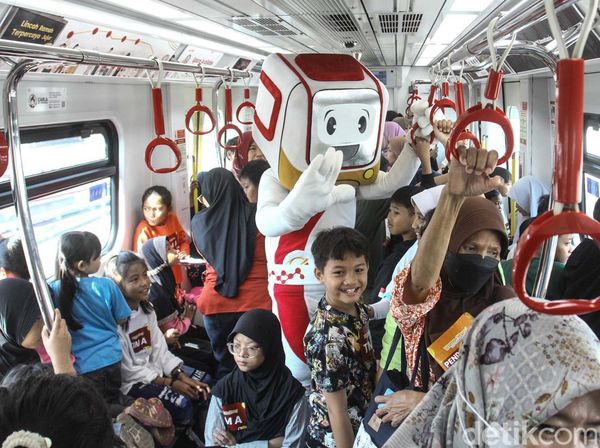 Isi Libur Sekolah, Anak-anak Diajak Naik LRT dan Mewarnai