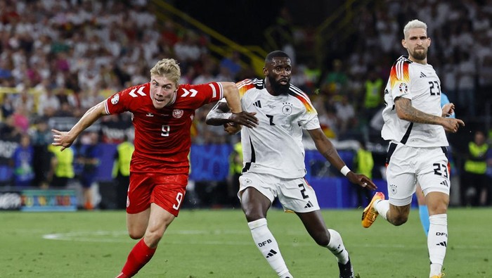 Soccer Football - Euro 2024 - Round of 16 - Germany v Denmark - Dortmund BVB Stadion, Dortmund, Germany - June 29, 2024 Denmarks Rasmus Hojlund in action with Germanys Antonio Rudiger REUTERS/Wolfgang Rattay