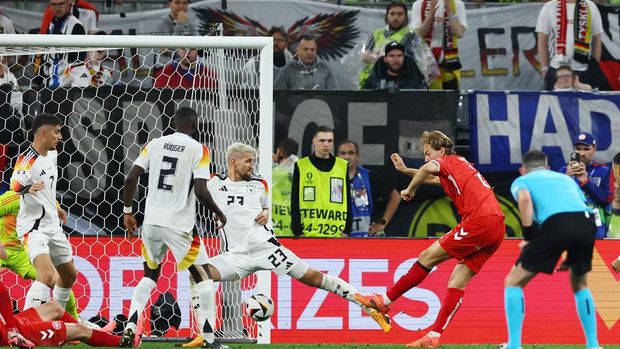 Soccer Football - Euro 2024 - Round of 16 - Germany v Denmark - Dortmund BVB Stadion, Dortmund, Germany - June 29, 2024 Denmark's Joachim Andersen scores a goal that was later disallowed REUTERS/Thilo Schmuelgen