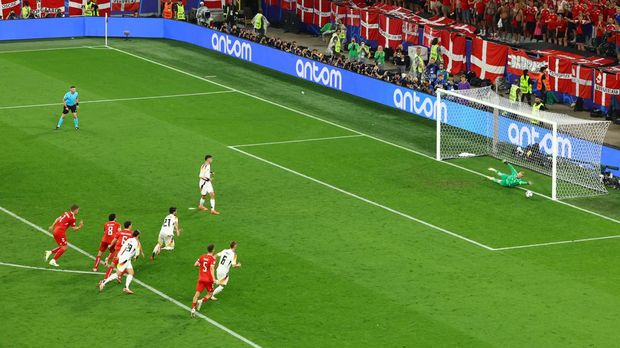 Soccer Football - Euro 2024 - Round of 16 - Germany v Denmark - Dortmund BVB Stadion, Dortmund, Germany - June 29, 2024  Germany's Kai Havertz scores their first goal from the penalty spot REUTERS/Bernadett Szabo