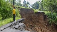 Jalan Longsor, Kampung di Kabupaten Tasikmalaya Terisolir